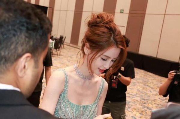 隆源配资 Angelababy早期混血感回归 颜值巅峰再现